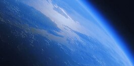 Alignement des tondeuses à batterie de gauche à droite : HRN, HRX, HRX, HRC. En arrière-plan, des images de gazon vues d’en haut s'estompant progressivement en bleu uni.