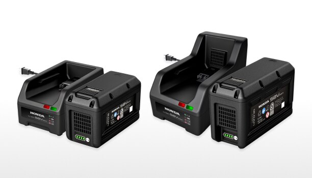 Nouveau chargeur standard, batterie de 12 Ah, chargeur rapide et batterie de 8 Ah alignés sur un fond de studio blanc.