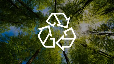 Une icône de recyclage blanche sur une forêt.