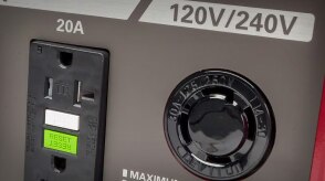 Gros plan d’une prise d’une génératrice Honda 