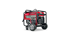 Plan de trois quarts latéral avant d’une génératrice Commerciale 6500 DDFT sur fond blanc.  