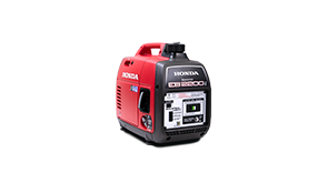 Plan de trois quarts latéral avant d’une génératrice ultra-silencieuse 2200i DDFT sur fond blanc.  