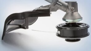 Gros plan d’un outil portatif Honda sur un fond neutre.  