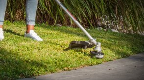 Gros plan d’un taille-bordures Honda.  