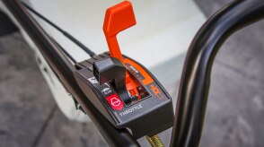 Gros plan des commandes sur le guidon d’une tondeuse Honda.  