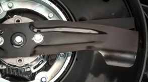 Gros plan des lames d’une tondeuse Honda. 