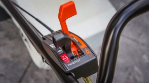 Gros plan des commandes sur le guidon d’une tondeuse Honda.  