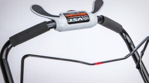 Gros plan du guidon d’une tondeuse Honda.  