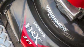 Gros plan de l’avant d’une tondeuse Honda. 