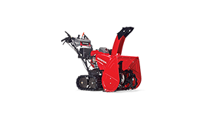 Plan de trois quarts latéral avant d’une souffleuse à neige à entraînement à chenilles et démarrage électrique (24 po) sur fond blanc.  