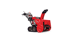 Plan de trois quarts latéral avant d’une souffleuse à neige à entraînement à chenilles et démarrage électrique (28 po) sur fond blanc.  