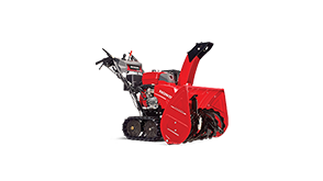 Plan de trois quarts latéral avant d’une souffleuse à neige à entraînement à chenilles et démarrage électrique (32 po) sur fond blanc.  