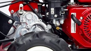 Gros plan du bloc-moteur d’un motoculteur.  