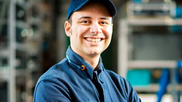 Un technicien souriant.