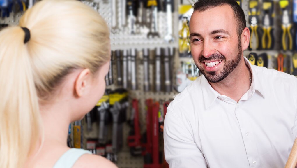 Employé de Honda aidant un client au comptoir de service